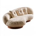 Sofá con contorno curvo y cojines decorativos - beige